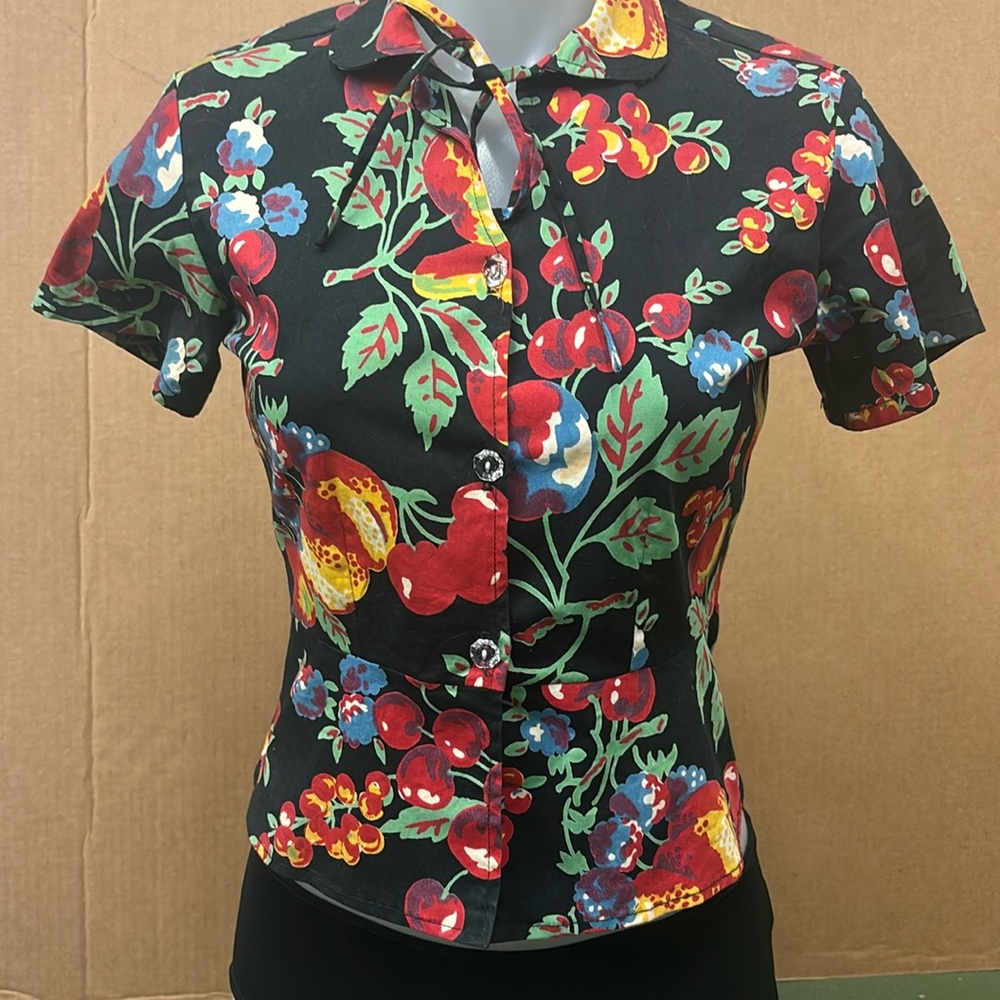 Vintage EC Star fruit print cotton short sleeve Med button front top.
